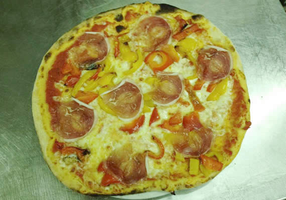 Pizza peperoni bufala e petto d'oca